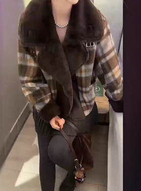 今年流行特惠181150大爱美依缘2025冬季新款网红潮流翻领格子外套