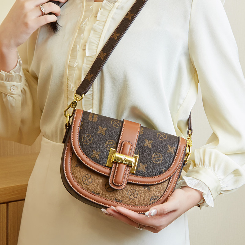 包包女2024春季新款马鞍包小斜挎包宽肩带单肩包休闲名媛气质小包,箱包皮具/热销女包/男包,马鞍包,淘宝优惠券,粉丝福利购,淘宝优惠卷