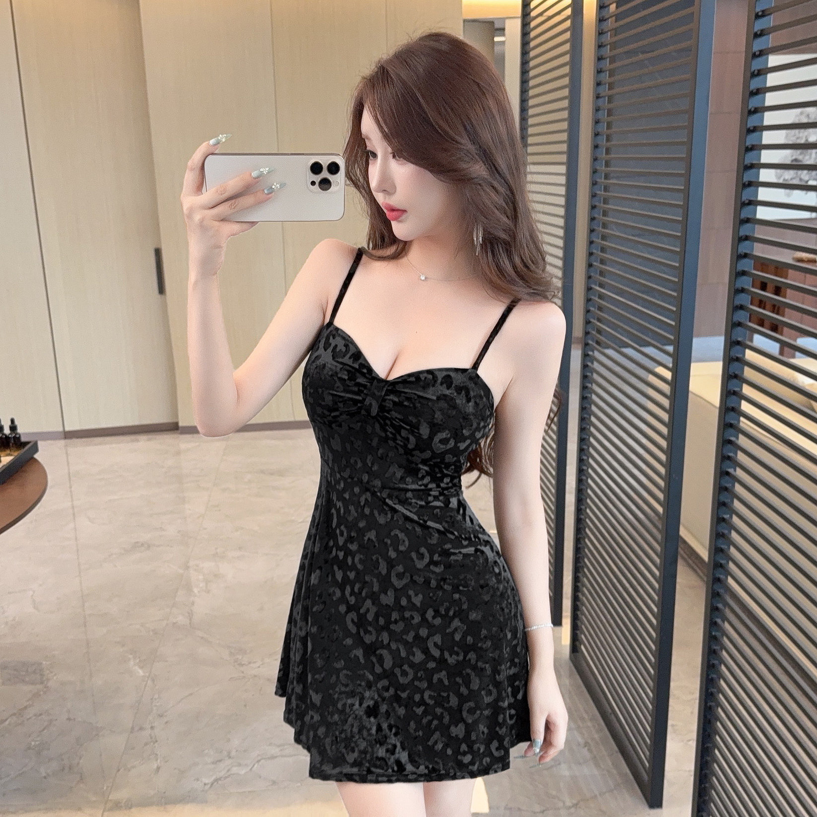 性感低胸V领金丝绒吊带连衣裙女