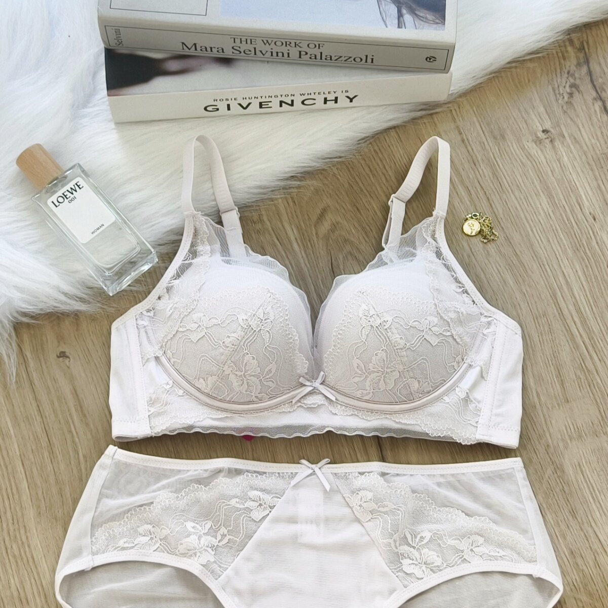 正品夏季蕾丝花边内衣小胸聚拢中厚杯调整型上托侧收副乳文胸套装