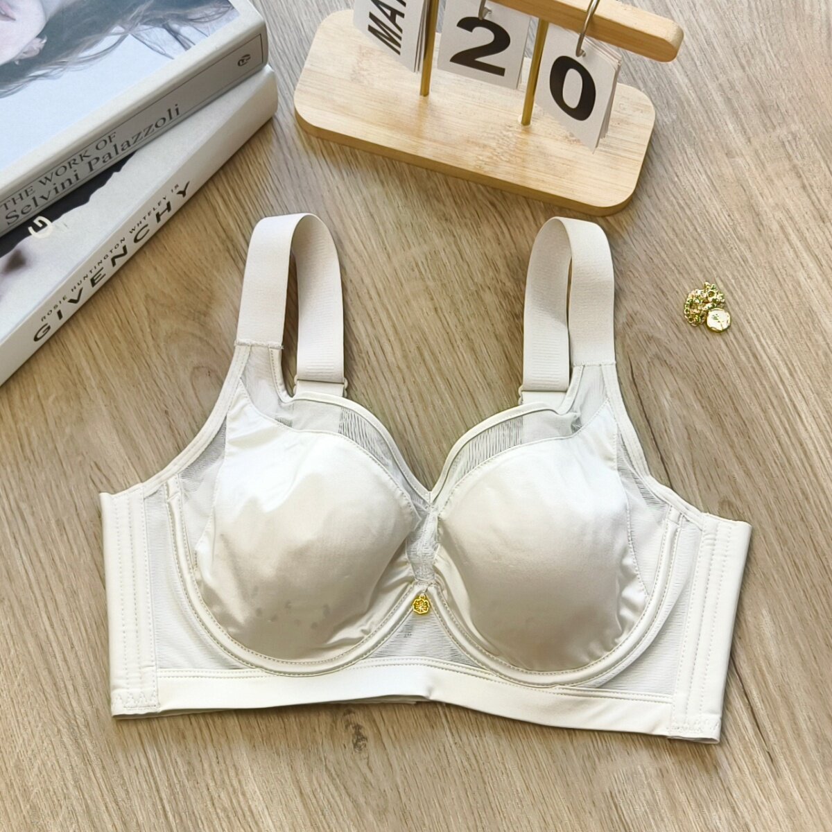 轻奢缎面透气洞洞孔内衣女大胸显小软钢圈收副乳聚拢防下垂文胸罩