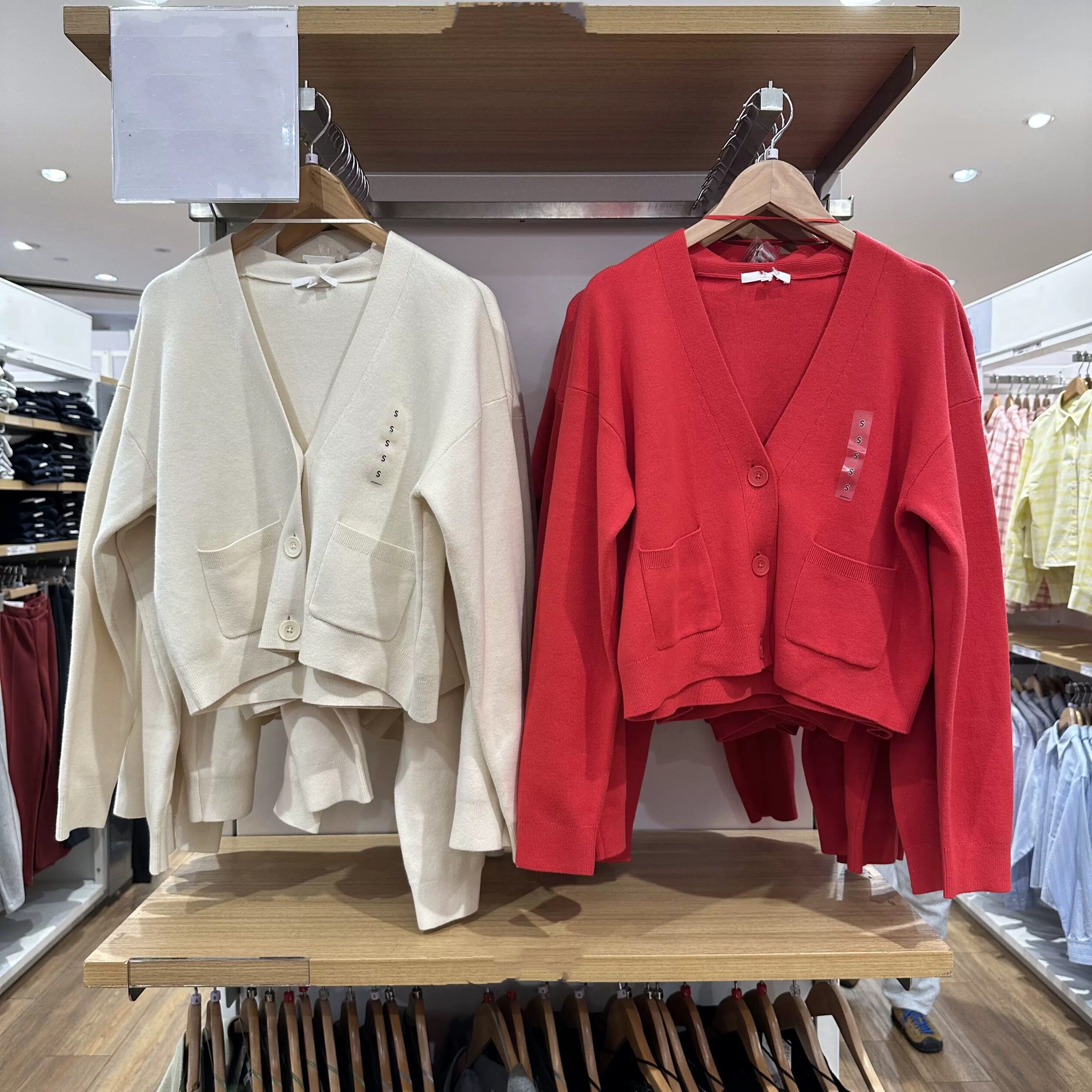 试衣间日系春款女装V领纯色长袖毛针织衫短款开衫毛衣上衣482973