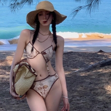 不规则肩带印花连体泳衣女款2024新款爆款高端设计感镂空辣妹泳装