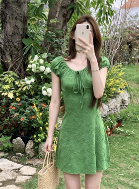 泡泡袖连体裙式保守泳衣女绿色遮肉显瘦一字肩度假2026新款高级感