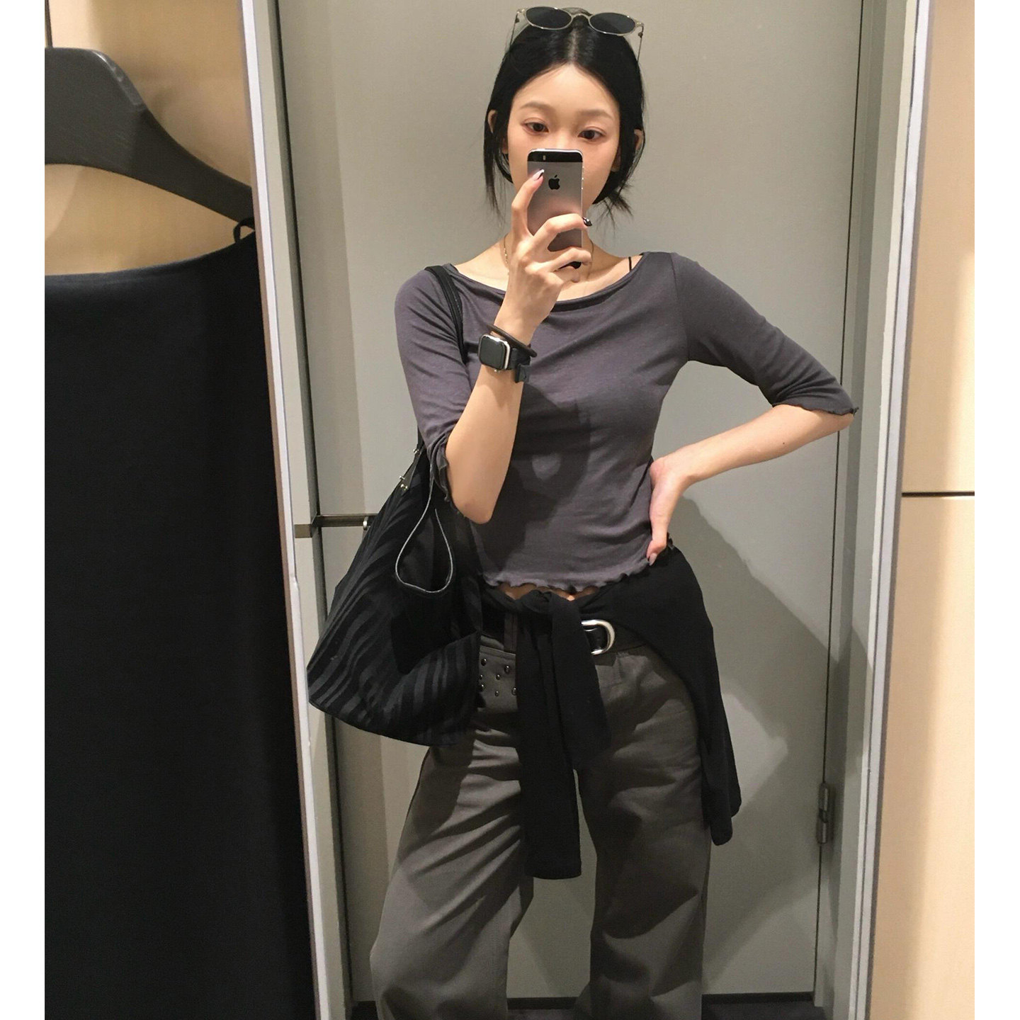 美式辣妹木耳边密拷船领中袖T恤女2026新款修身显瘦深灰色短上衣