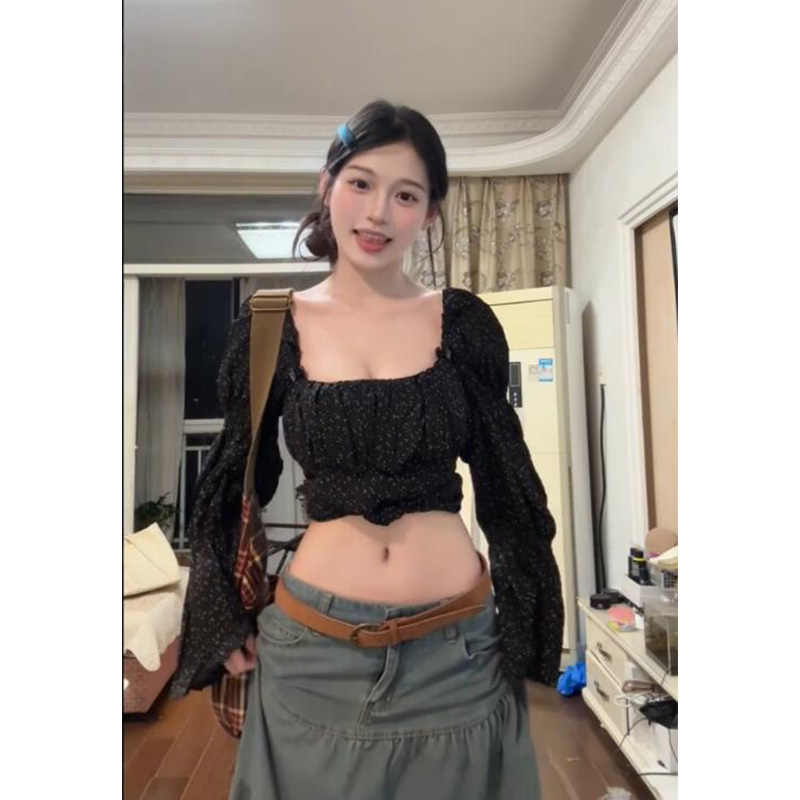 法式甜辣妹波点方领雪纺衫女设计感短款绝美小衫显瘦喇叭长袖上衣