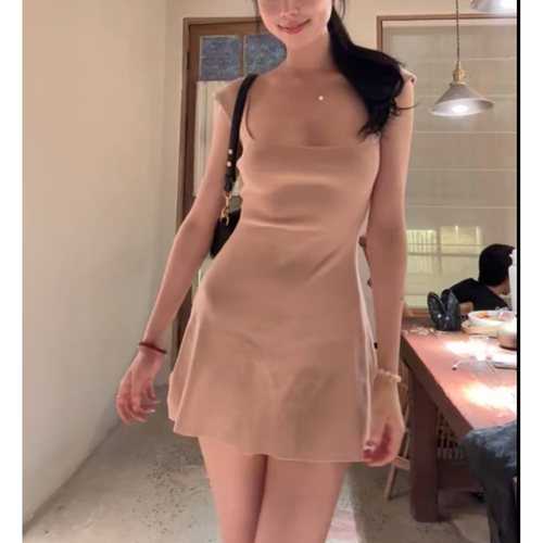 韩系美女感粉色U领背心连衣裙