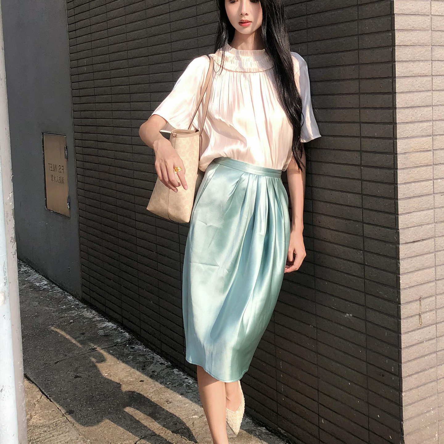港风复古湖水绿色光滑缎面半身裙女有口袋低腰休闲百搭垂褶中长裙