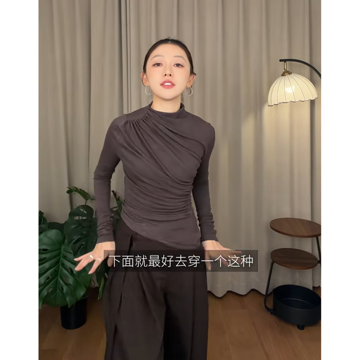 法式通勤不规则立领抽褶T恤女设计感修身显瘦百搭斜裁打底衫上衣