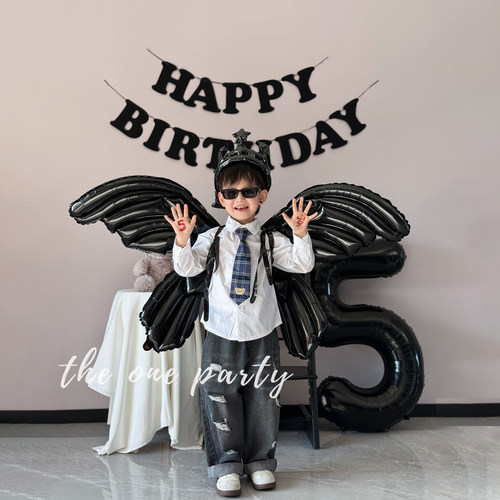 简约风生日背景装饰黑色翅膀气球