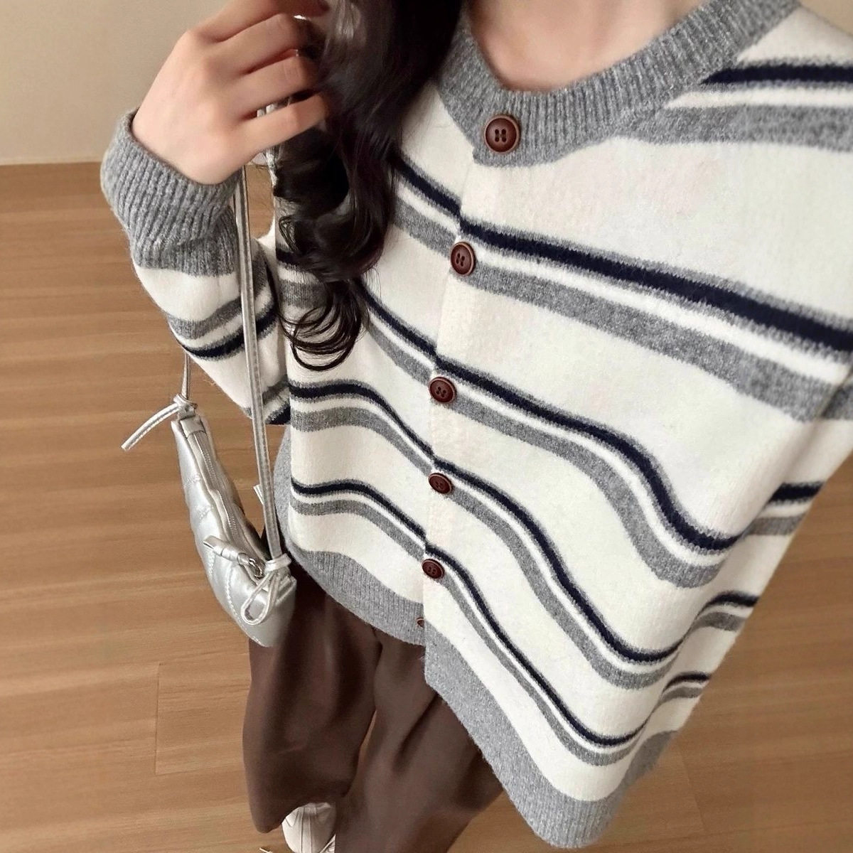 秋冬V领撞色条纹针织开衫女