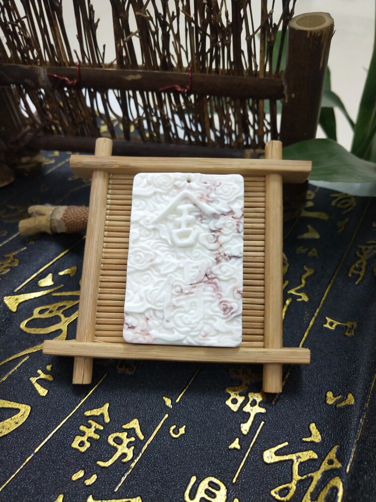 西藏象牙玉吊坠厂家发货象牙玉颜色有很多，