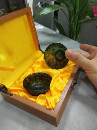 祁连玉酒杯杯子是手工打磨抛光 杯子没有用灯光它依然是晶莹剔透