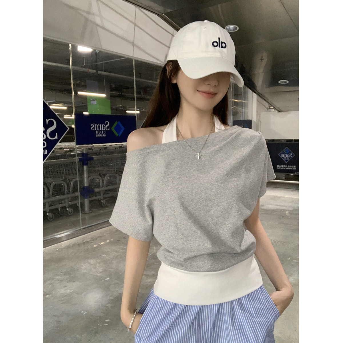 假两件挂脖灰色撞色短袖女辣妹露肩t恤夏季斜肩宽松掐腰半袖上衣