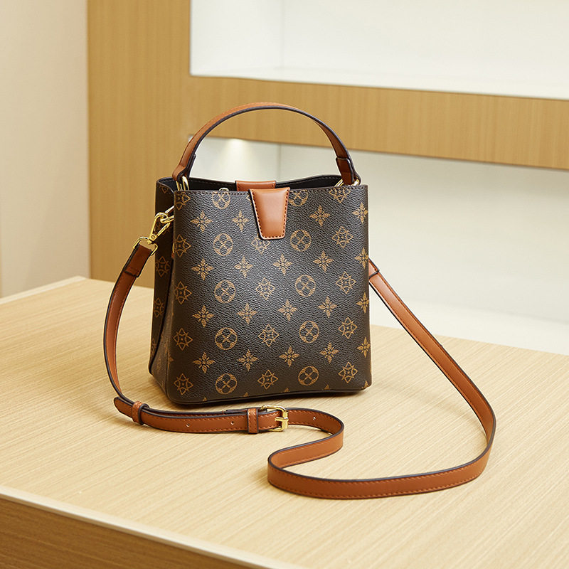 轻奢真皮水桶包女女士手提单肩包百搭斜挎包女包包春高级感女包