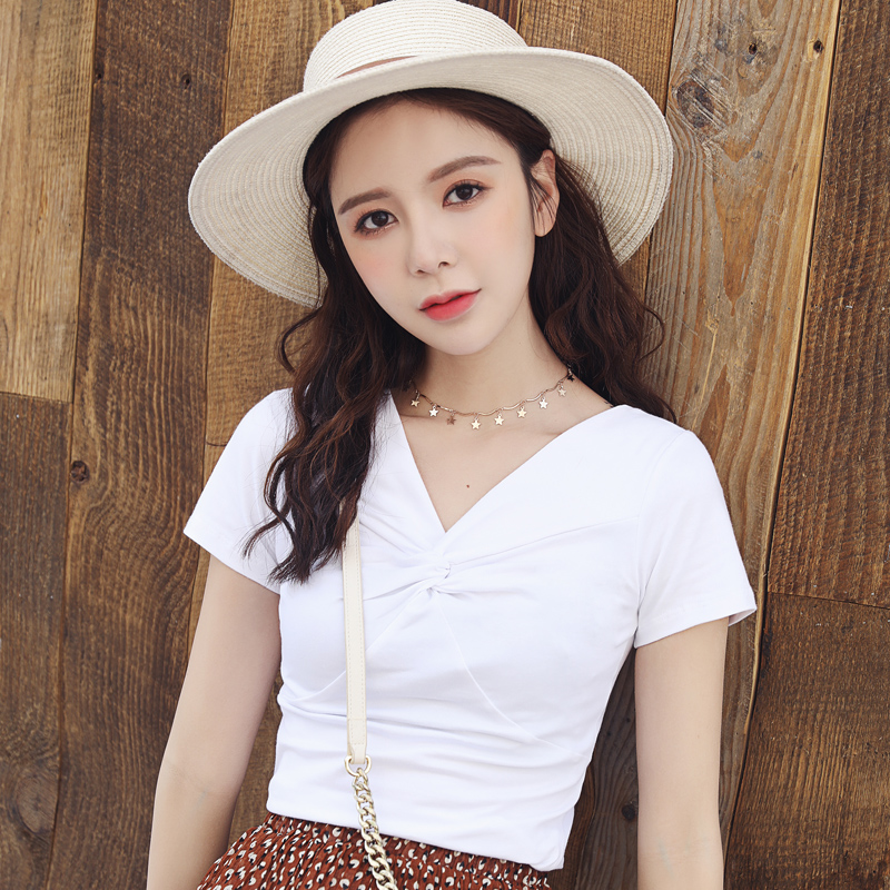 10月17日最新优惠夏季新款衣服cec短袖t恤女v领ins洋气超火上衣小心机紧身半袖纯棉