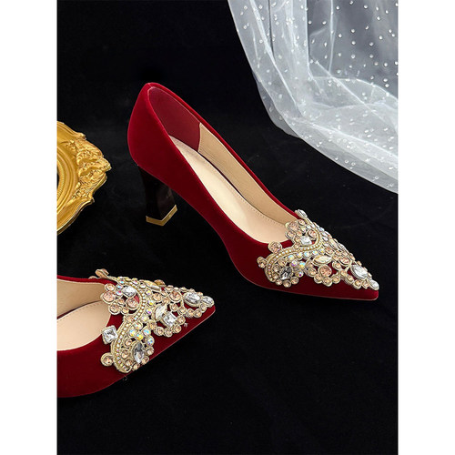 红色绒面中式秀禾婚鞋女2025新款订婚敬酒新娘鞋日常可穿绝美单鞋