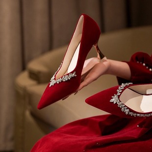 法式酒红色婚鞋女酒杯跟小跟气质秀禾主婚纱新娘高跟鞋不累脚