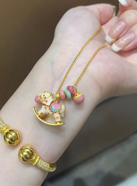 金店同款沙金珐琅彩马卡龙色摇摇小木马仿真吊坠跑环项链锁骨链