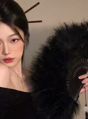 中国风黑色羽毛扇子女旗