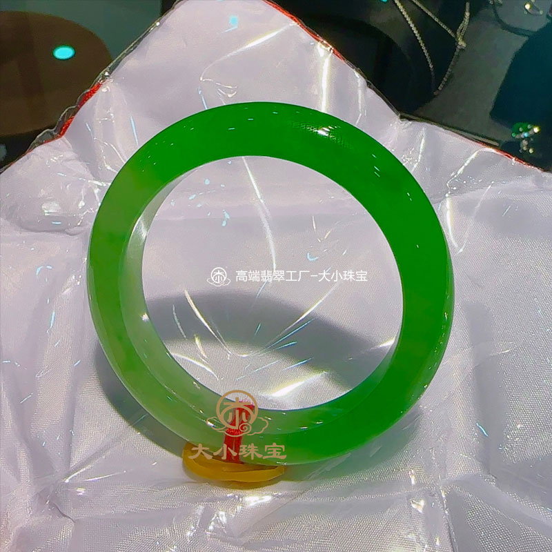 冰种满色阳绿天然翡翠手镯