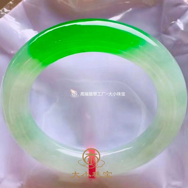 冰种阳绿天然翡翠手镯