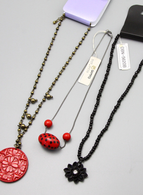 红色时尚风花卉串珠孤品项链