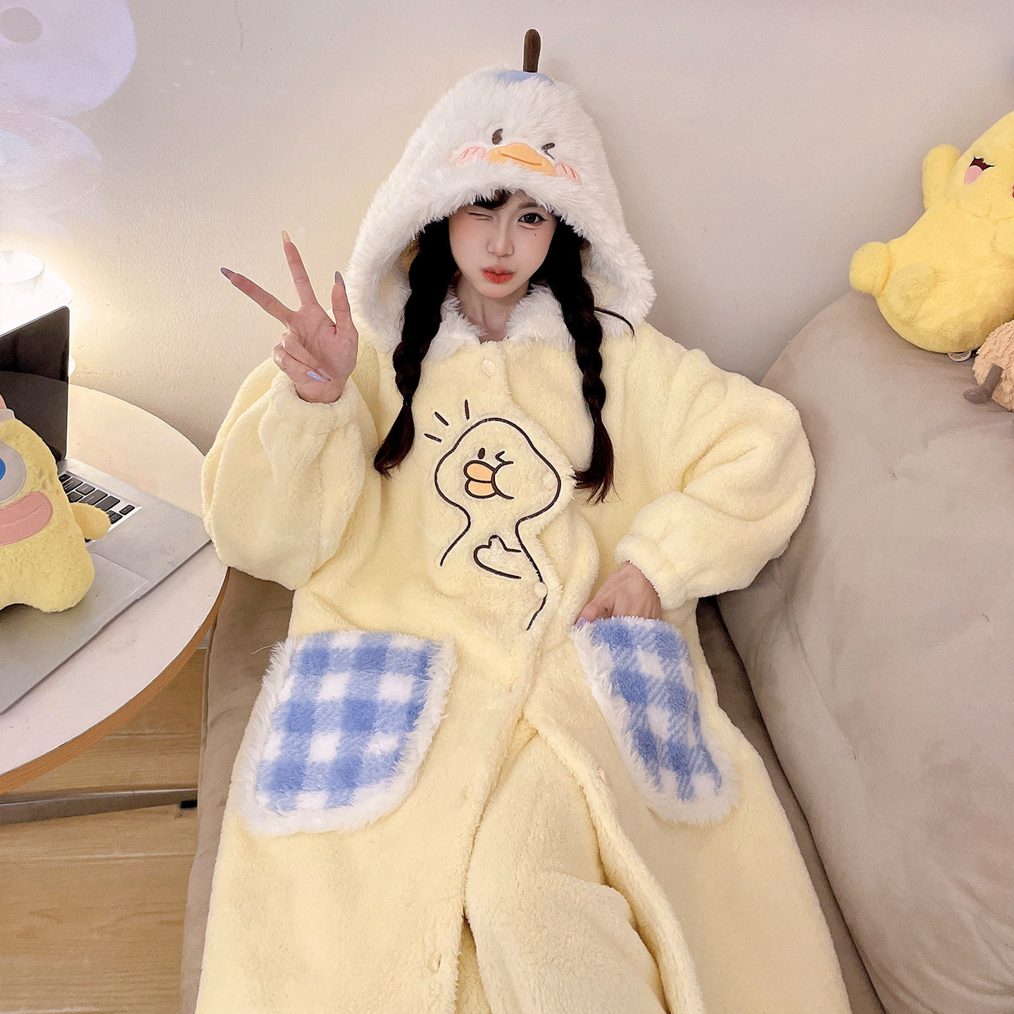 秋冬季新款可爱小鸭睡袍女长袖可爱简约珊瑚绒睡衣女家居服套装