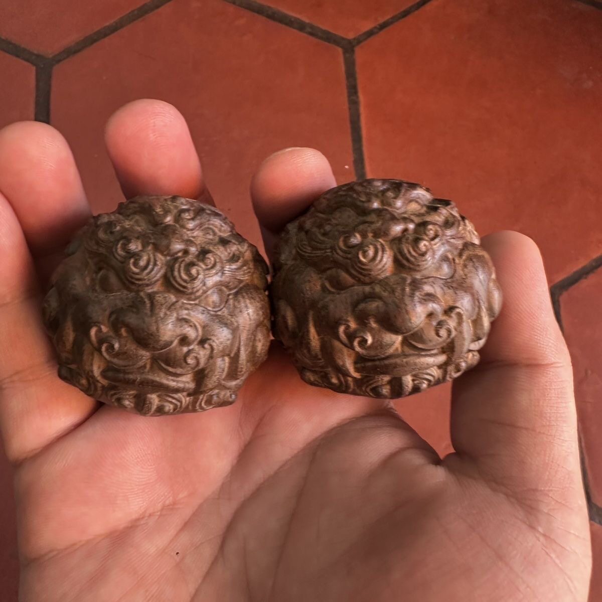 沉香木雕刻貔貅虎头形手把件文玩实木质招财转运收藏按摩球手工球