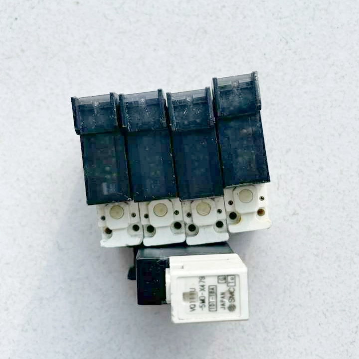贴片机头部电磁阀 VQ111U-5MO-X479 电磁阀VQ111U-5MO-二手拆机