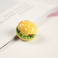 Куриный бургер с розово-красным салатом