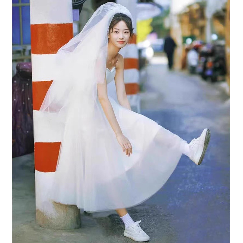 法式缎面吊带轻婚纱复古小白裙