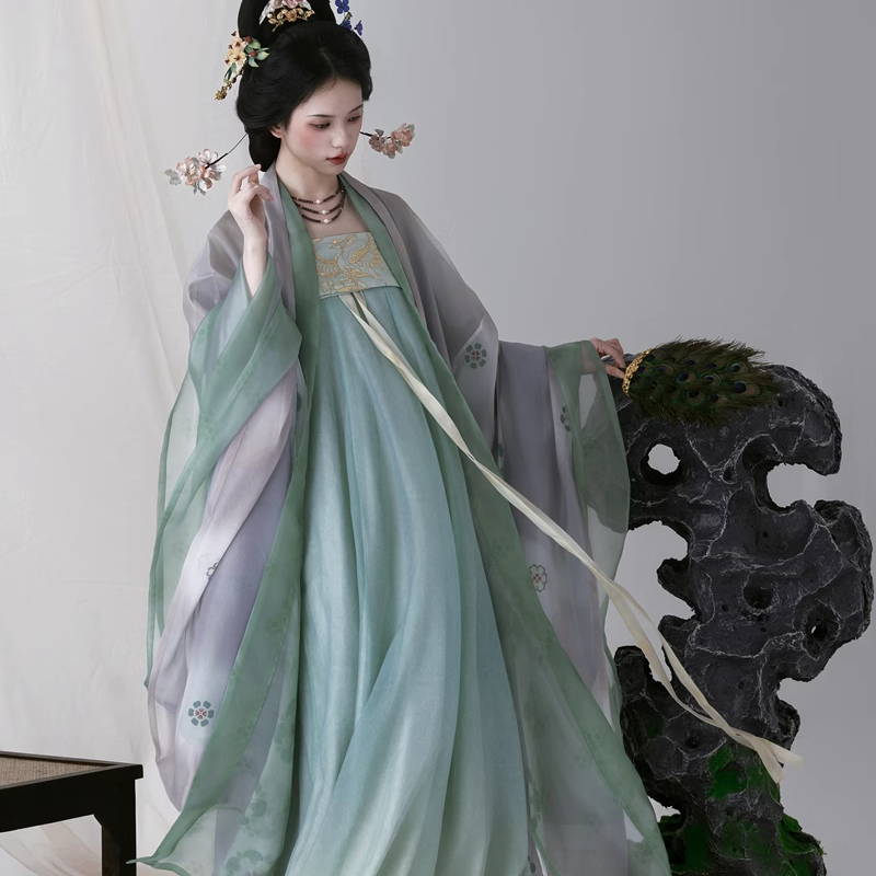 上遥居唐五代齐胸绣花齐腰大袖衫