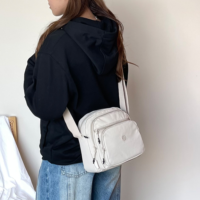 帆布斜挎包女2025简约轻便尼龙小方包多层防水百搭单肩包休闲包女