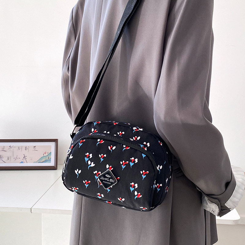 牛津布斜挎包包女小方包2025新款多隔层单肩包小巧防水手机帆布包