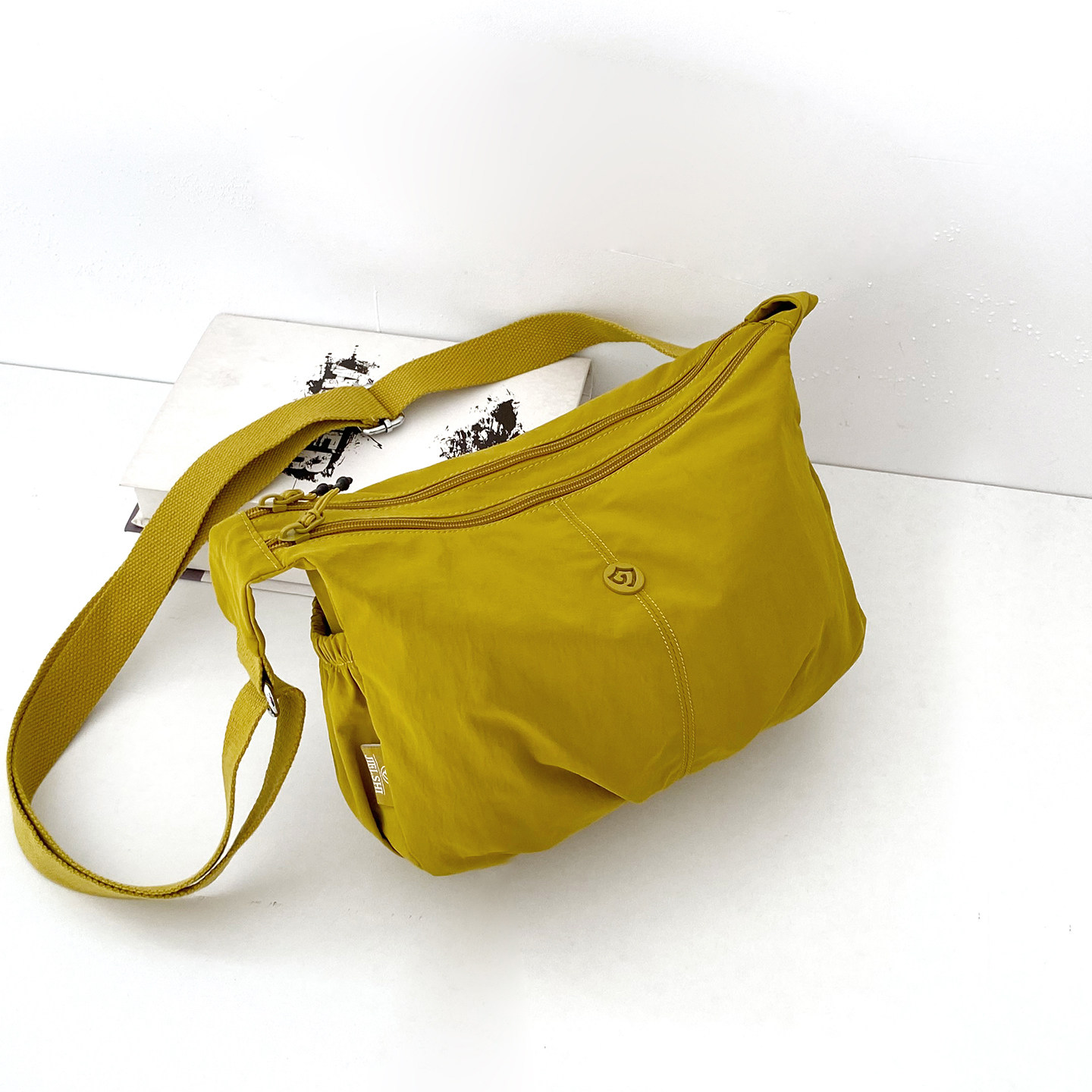 时尚多层轻便饺子包女2025新款简约百搭尼龙帆布包女单肩斜挎包