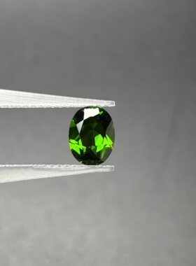 天然透辉石裸石绿宝石椭圆6*8mm火彩纯净玻璃体墨绿深绿色宝石1.7