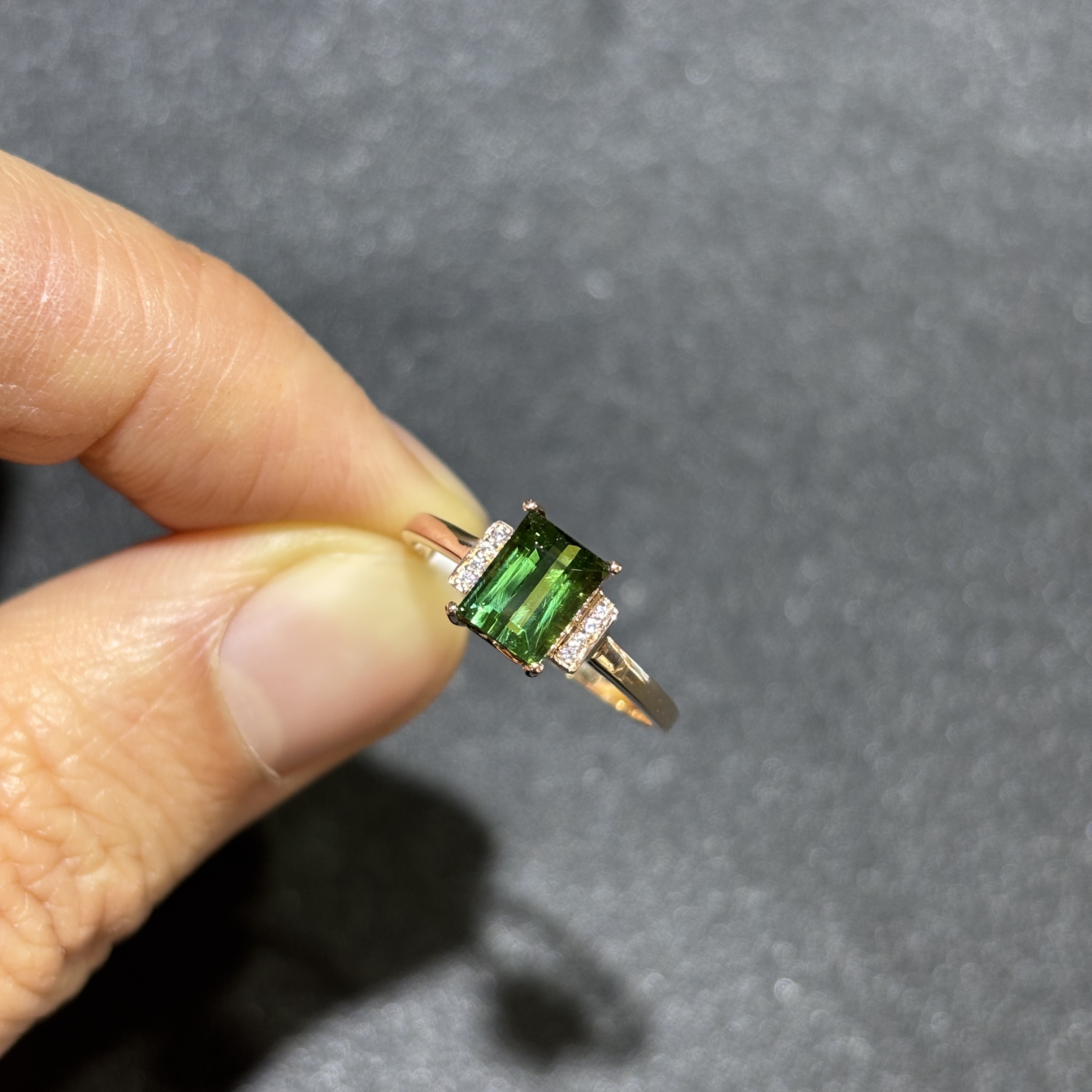 18k金绿碧玺戒指电光绿简约配锆石长方形小清新款5*7女戒