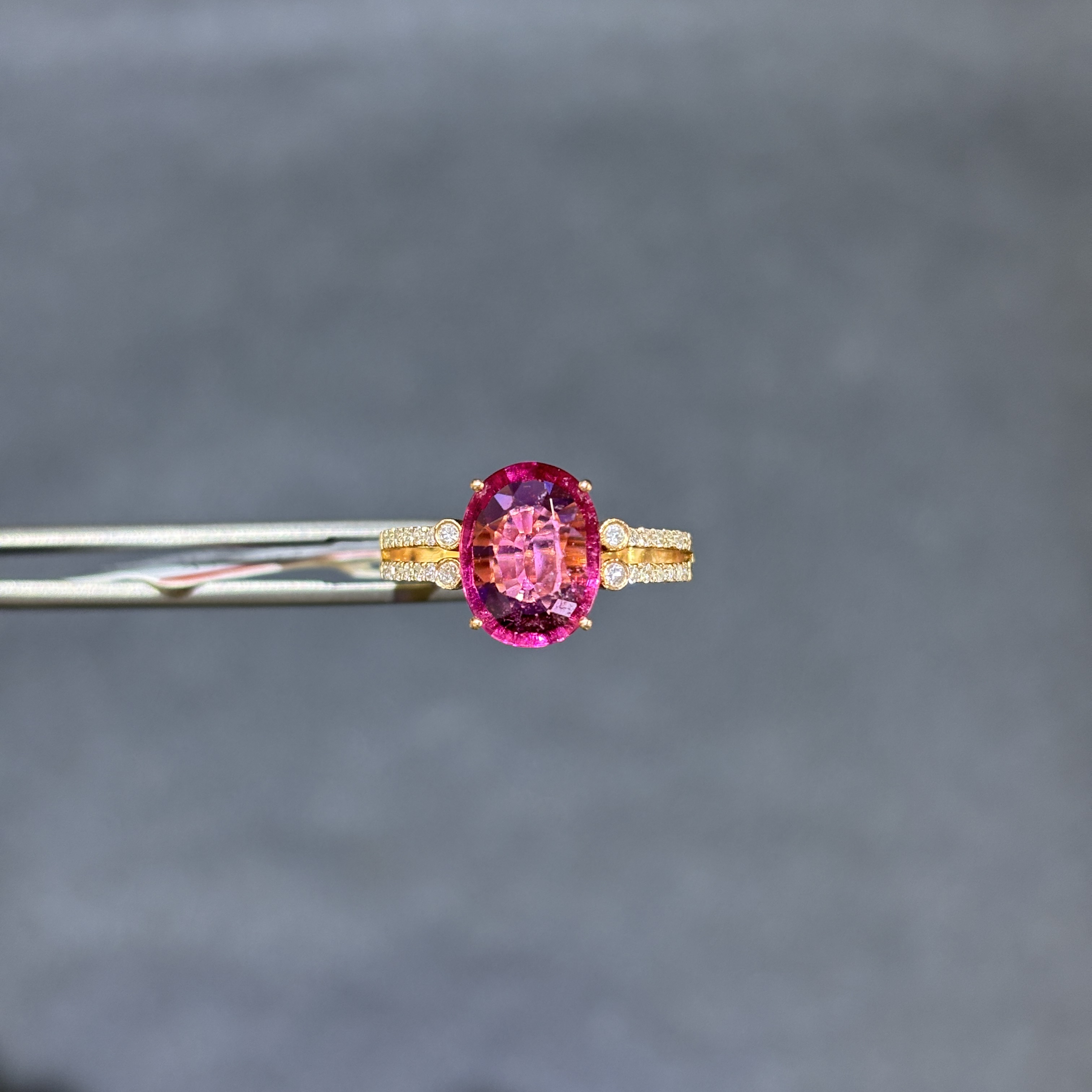 18k金天然粉色红碧玺戒指配钻石