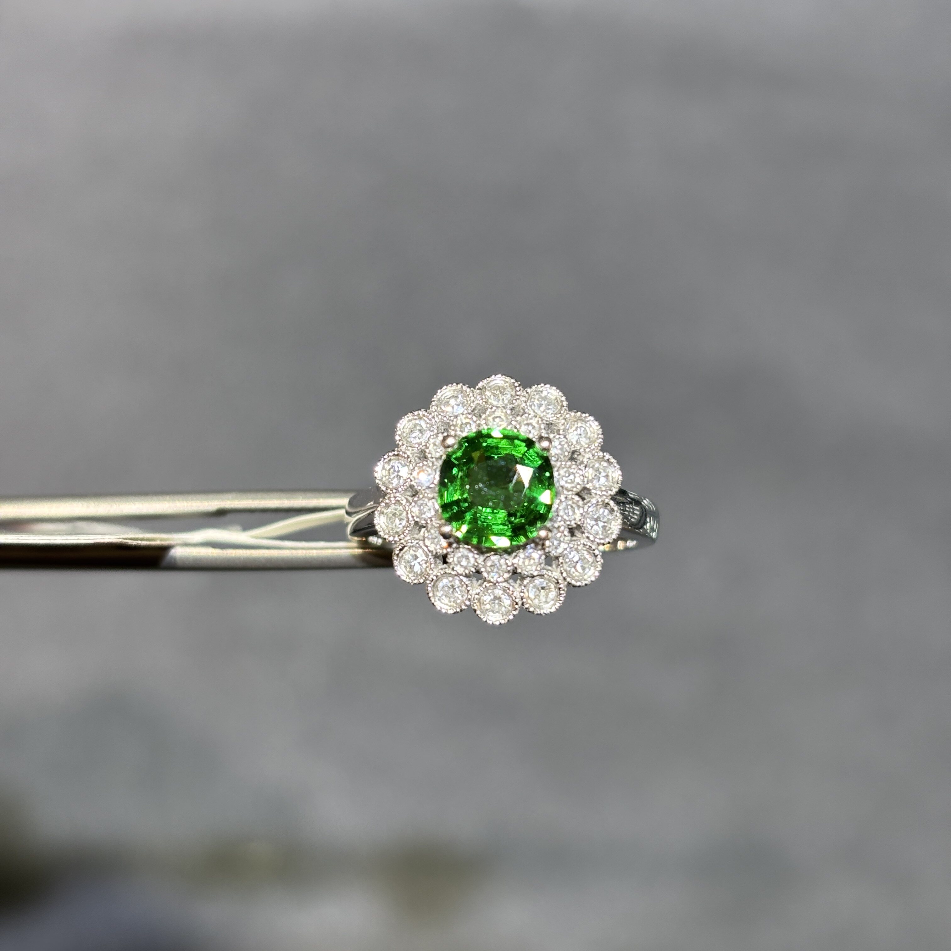 18k白金天然沙弗莱戒指卡扎尼绿枕形火彩绿宝石女戒配钻石6*6豪华