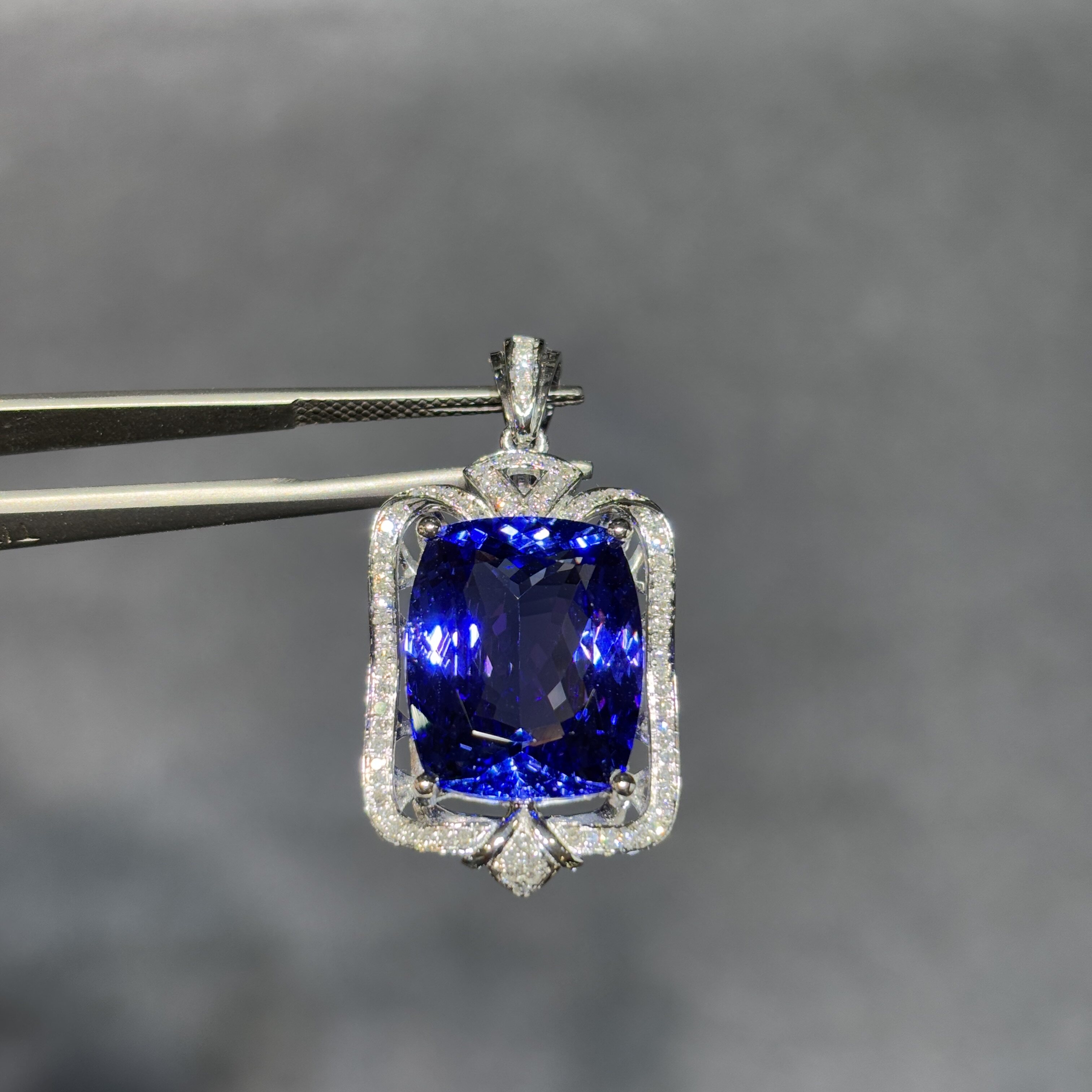 白18k金天然坦桑石项链配钻石奢华吊坠淡紫火彩明亮洁净定制高贵