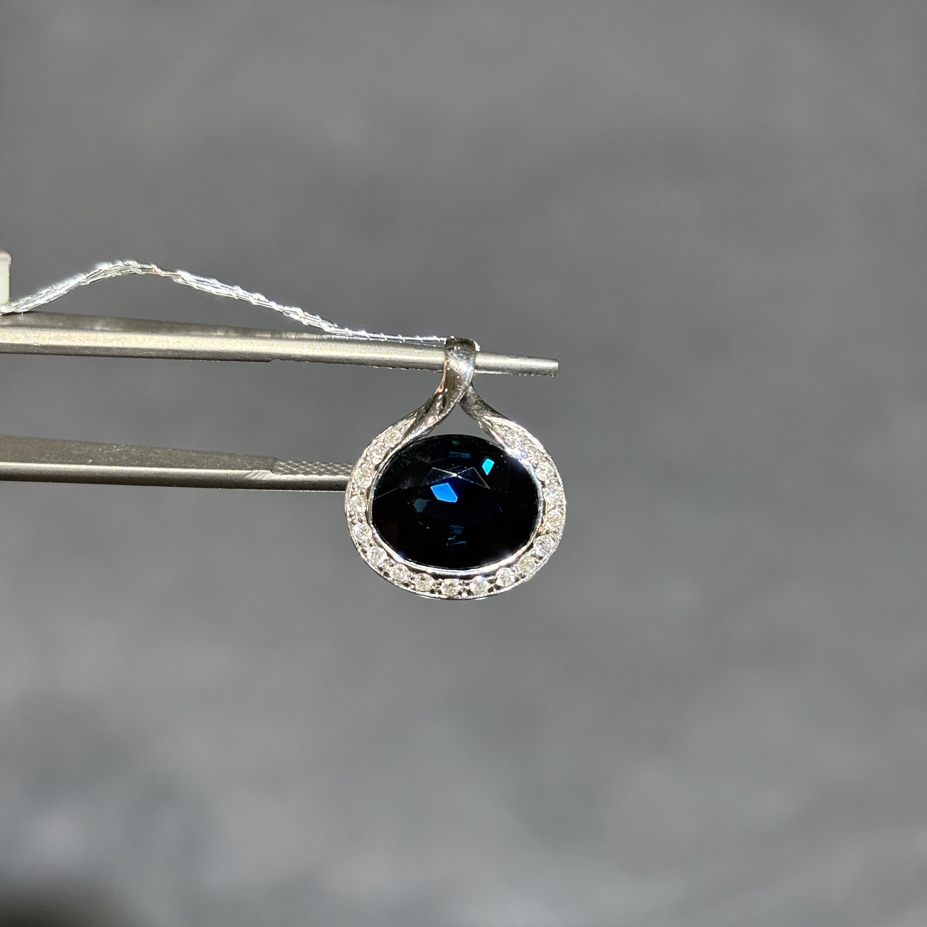 18k白金天然蓝宝石吊坠配钻石深蓝项链颈饰全净无暇大椭圆8*10