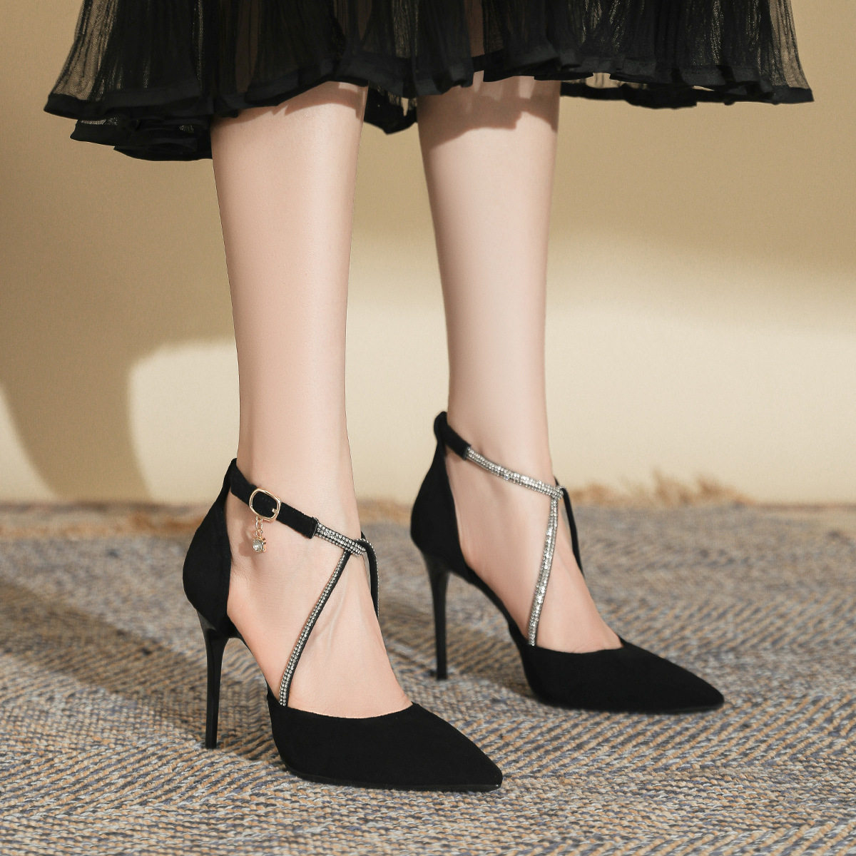 小码313233新款黑色绒面水钻尖头高跟鞋女细跟一字扣带大码41一