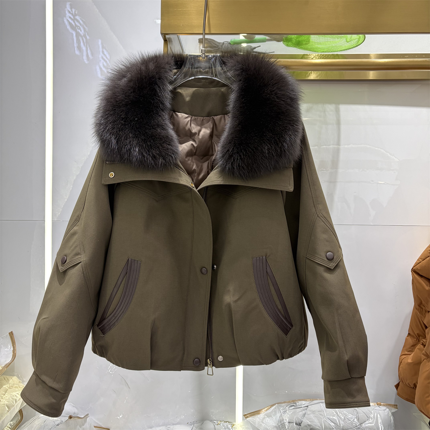 2025新款军绿色麂皮绒大毛领鹅绒羽绒服女短款加厚保暖派克服外套