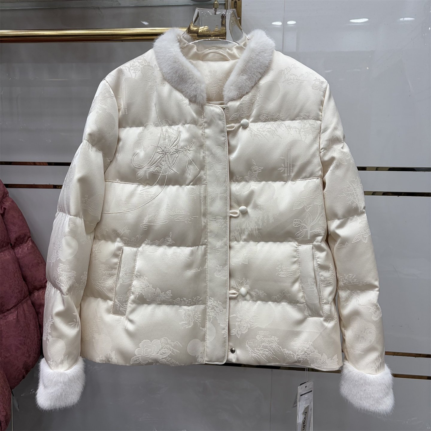 高级感新中式毛领短款盘扣羽绒服女白色提花百搭气质外套,女装/女士精品,羽绒服,淘宝优惠券,粉丝福利购,淘宝优惠卷