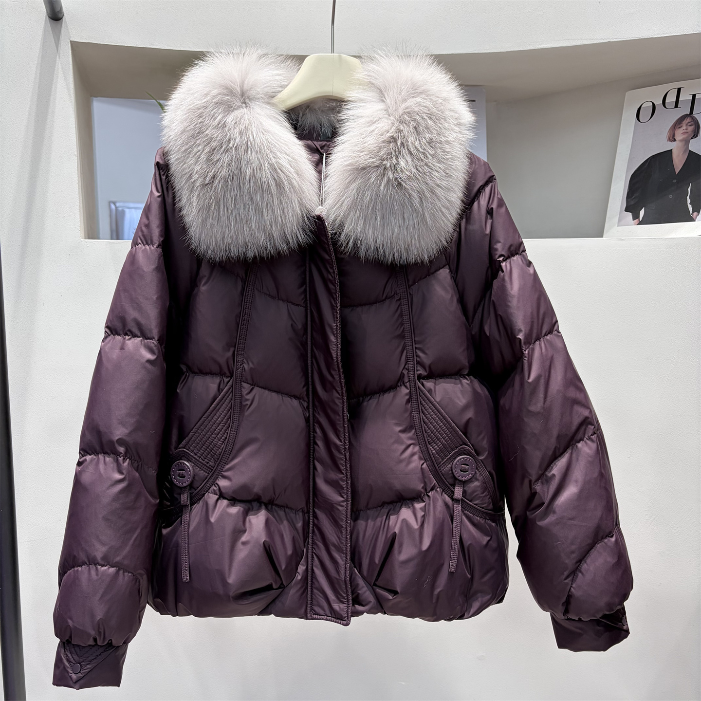 正品通勤风狐狸毛领白鹅绒羽绒服