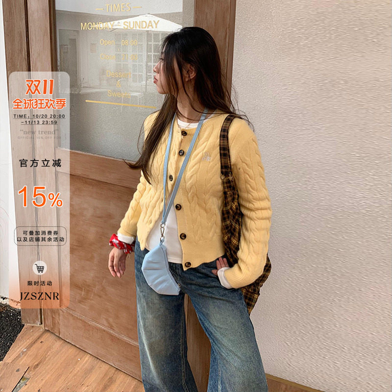 橘子树在哪儿韩系黄色麻花针织开衫女秋季设计感正肩显瘦毛衣外套