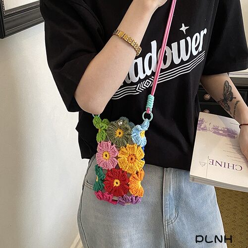 多巴胺花朵编织斜挎手机包