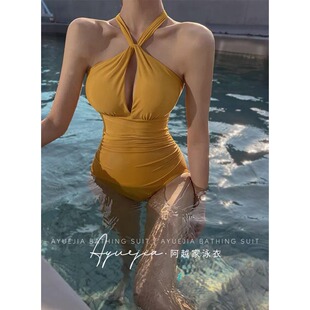 泳衣女2025新款 纯欲风泡温泉小胸高级感连体性感遮肚挂脖度假 爆款