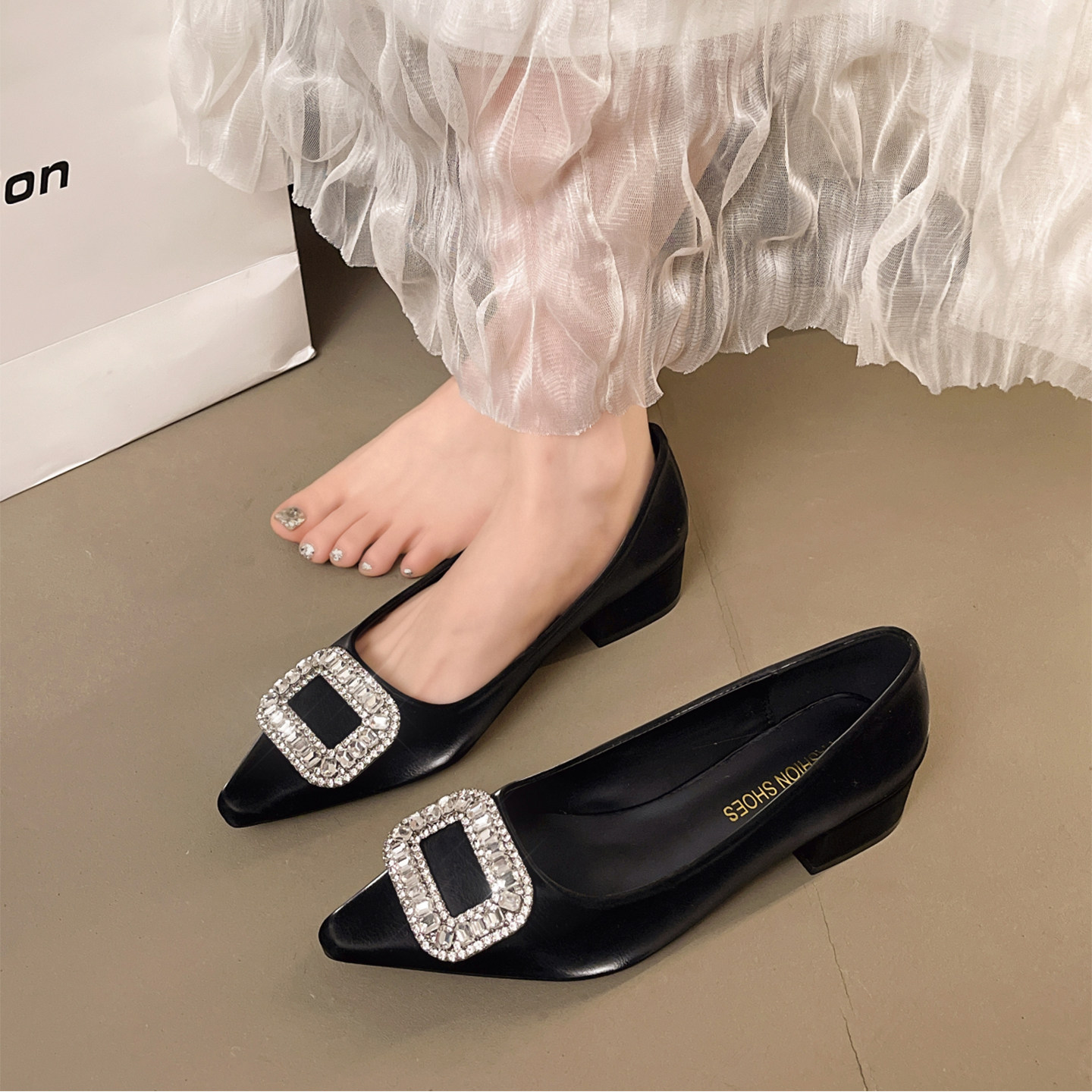 法式不累脚小高跟鞋女粗跟2026新款春季女鞋配裙子尖头水钻扣单鞋,女鞋,浅口单鞋,淘宝优惠券,粉丝福利购,淘宝优惠卷